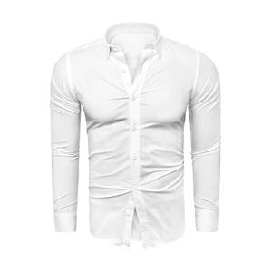 Elegantná pánska košeľa bielej farby s dlhým rukávom v akcii