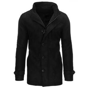 Zimný pánsky kabát čiernej farby so zapínaním na zips a gombíky v akcii